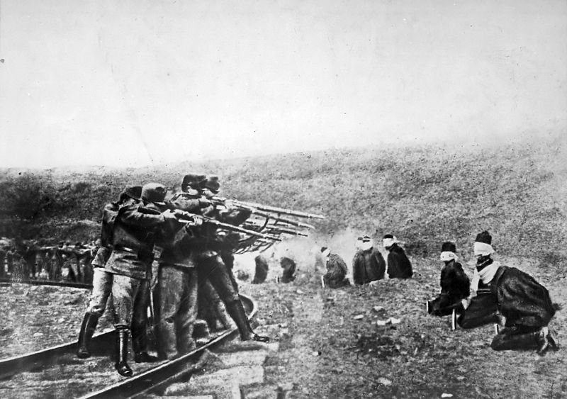 Австро-венгерские воины расстреливают сербов. 1917 год.