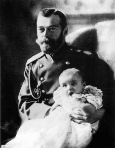 Император Николай II с сыном Алексеем. 1905