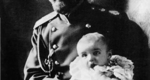 Император Николай II с сыном Алексеем. 1905
