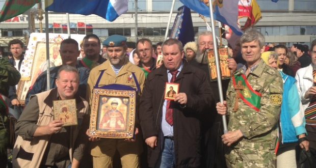 Чудотворная икона Царя Николая возглавила колонну ветеранов в Крестном ...
